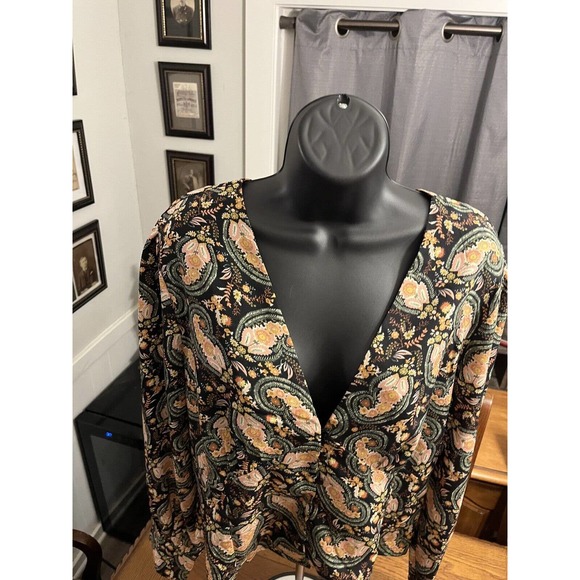 Nasty Gal Cropped V Neck Paisley Blouse Sz 10 Med/Lg EUC Black Peach Multicolor - Picture 4 of 8